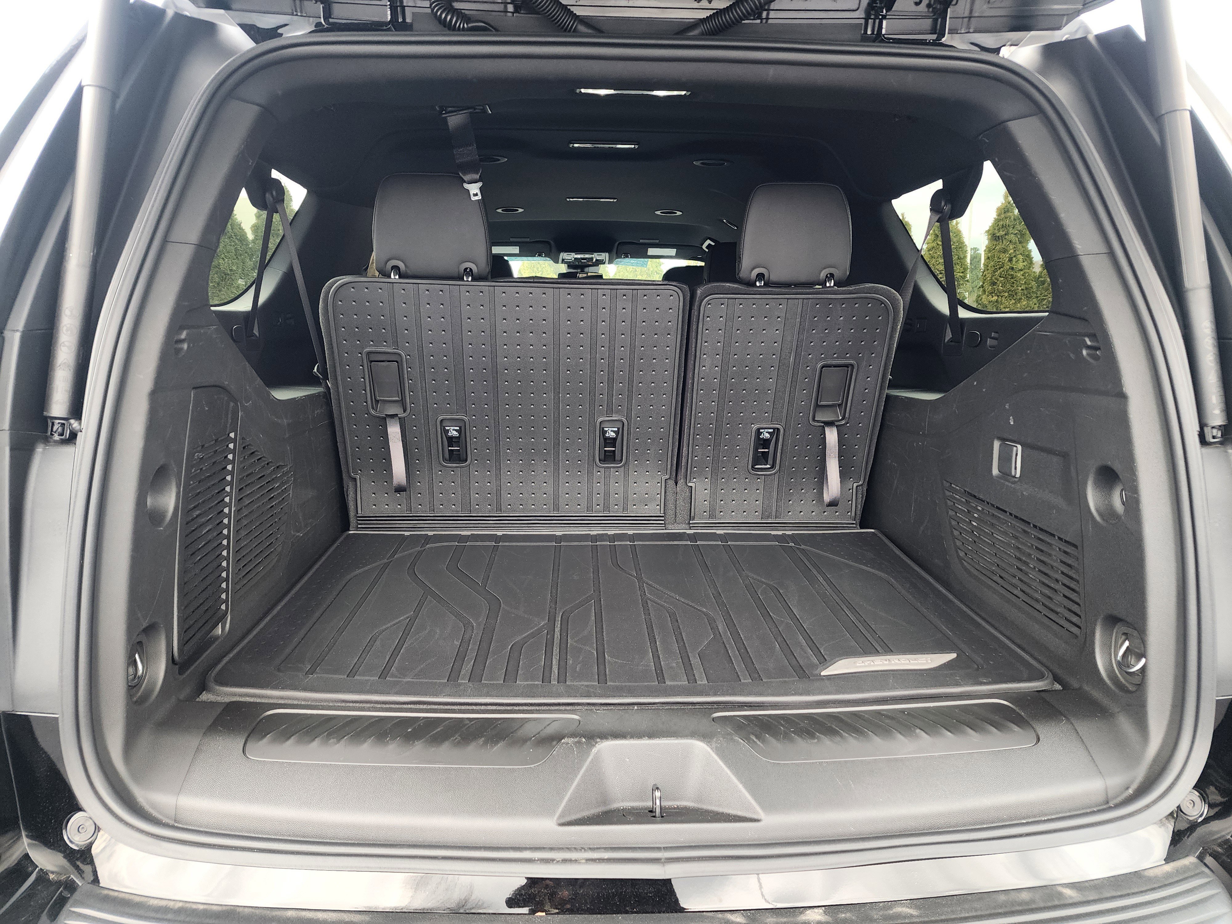 Used 2026 Chevrolet Suburban LT image 12