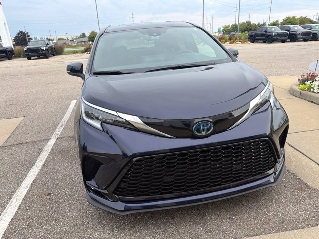Used 2024 Toyota Sienna XSE w/ XSE Premium Package AWD/4WD image 3