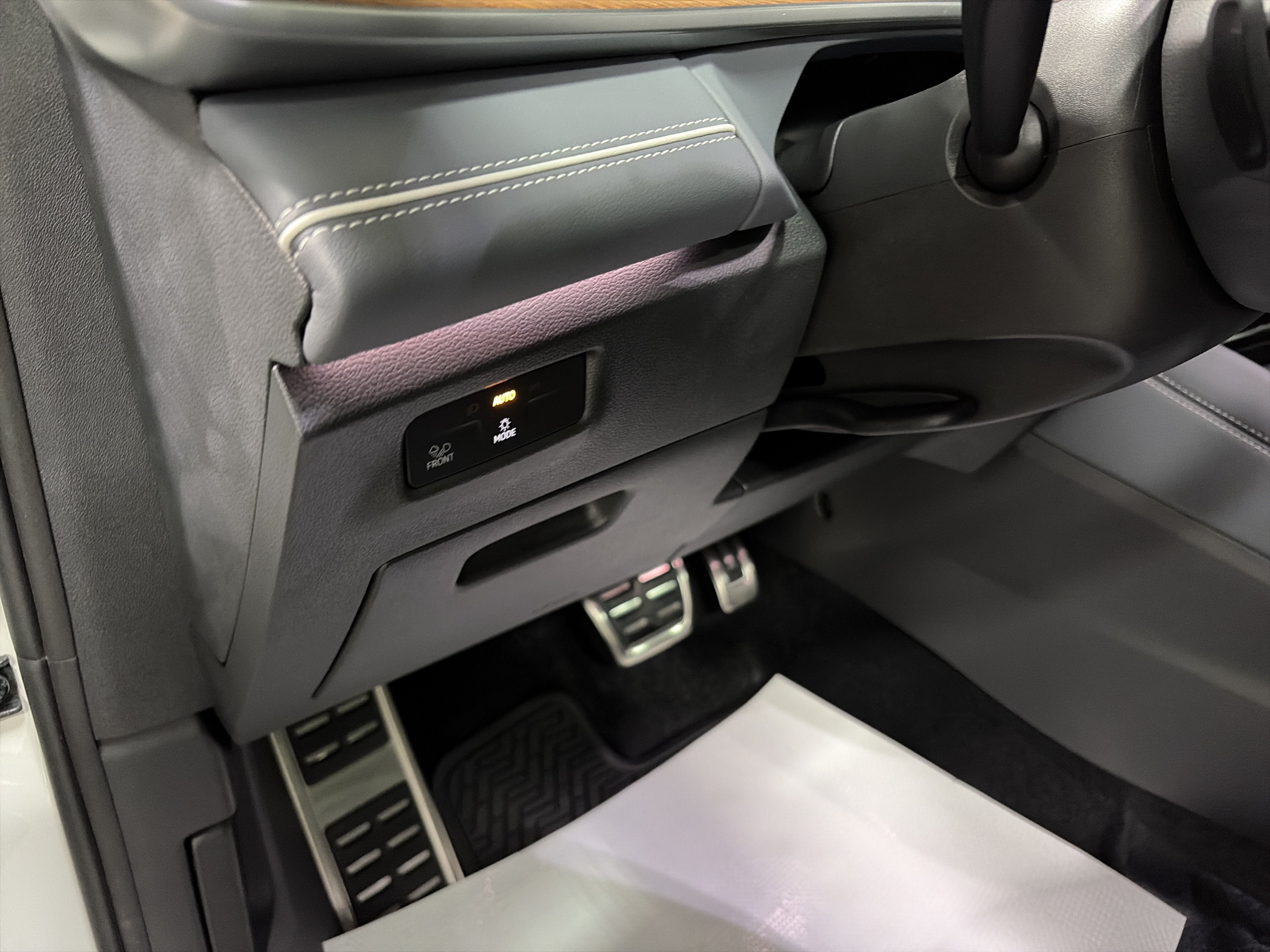 New 2026 Volkswagen Tiguan SEL R-Line AWD/4WD image 17