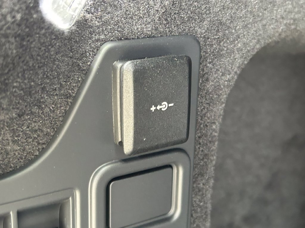 Used 2025 Land Rover Discovery S AWD/4WD image 15