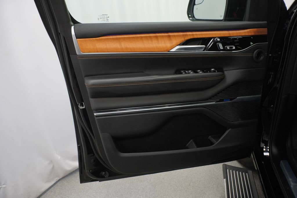 Used 2024 Jeep Grand Wagoneer Series III w/ Rear-Seat Entertainment Group AWD/4WD image 42