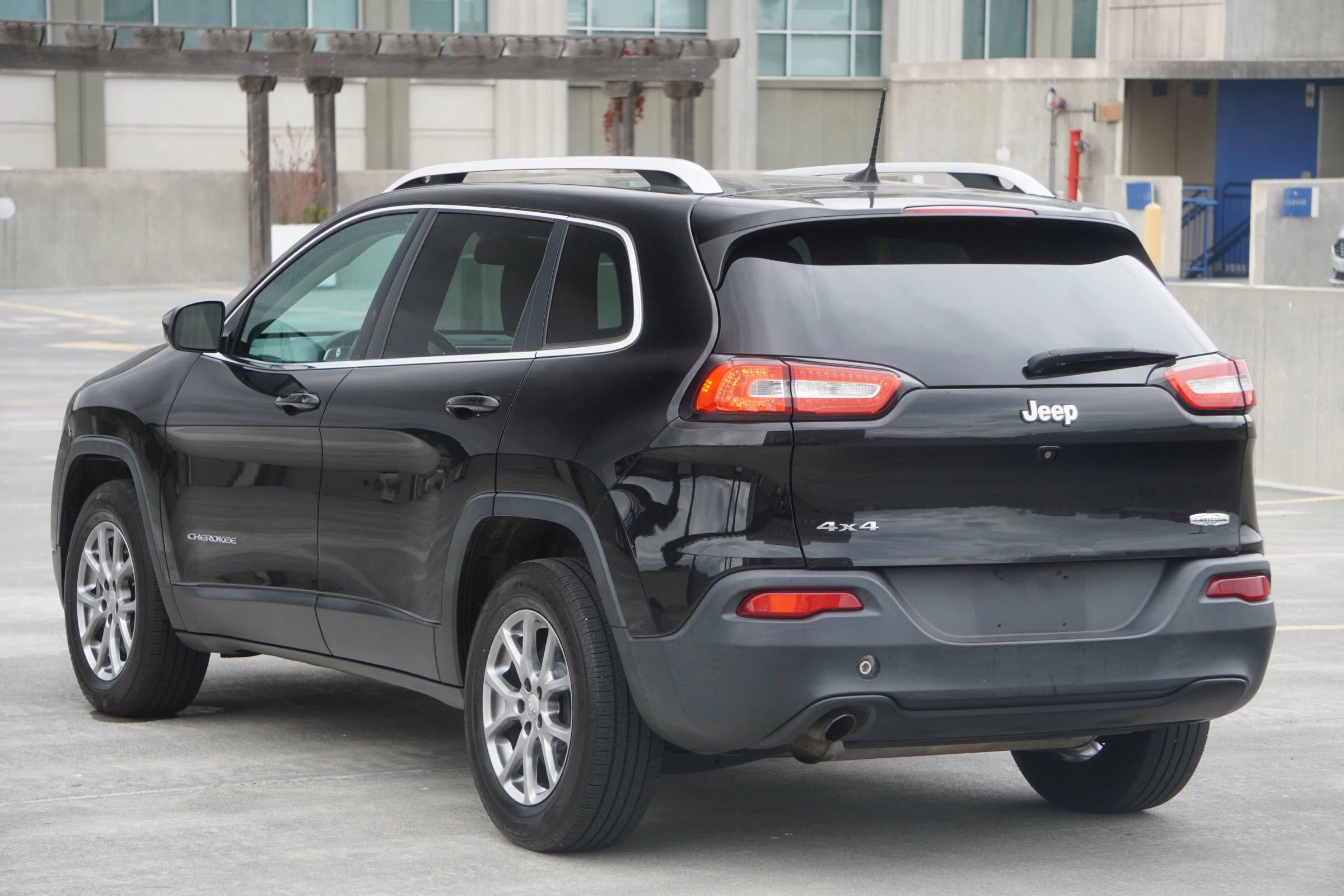 Used 2018 Jeep Cherokee Latitude Plus w/ Cold Weather Group image 37