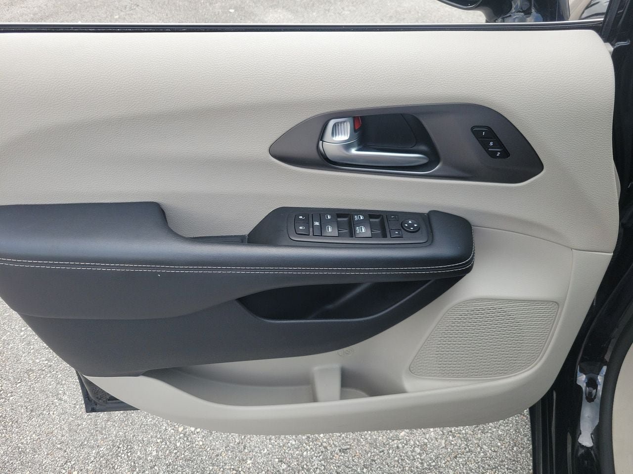 Used 2024 Chrysler Pacifica Touring-L FWD image 11