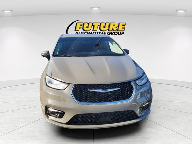 Used 2023 Chrysler Pacifica Touring-L FWD image 2