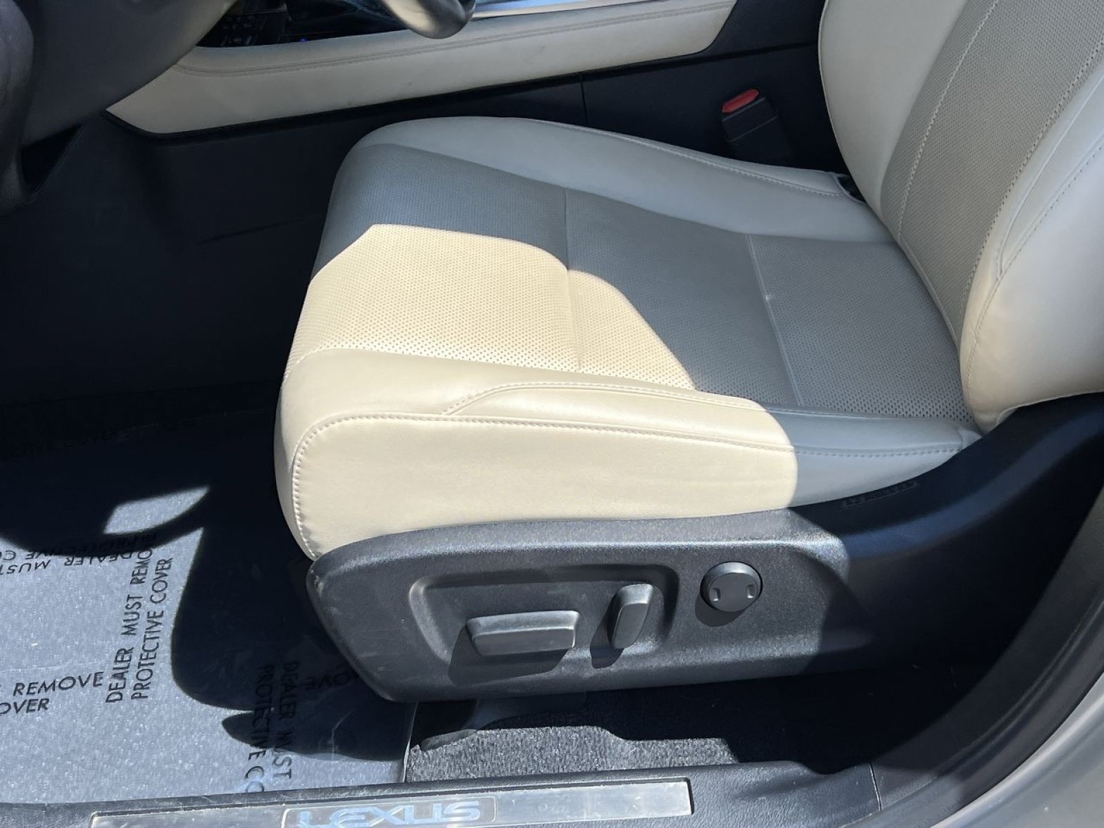 Used 2021 Lexus RX 350L Premium w/ Premium Package AWD/4WD image 11