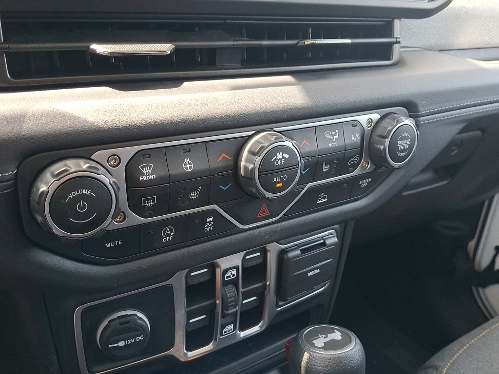 Used 2025 Jeep Wrangler Unlimited Sahara AWD/4WD image 29