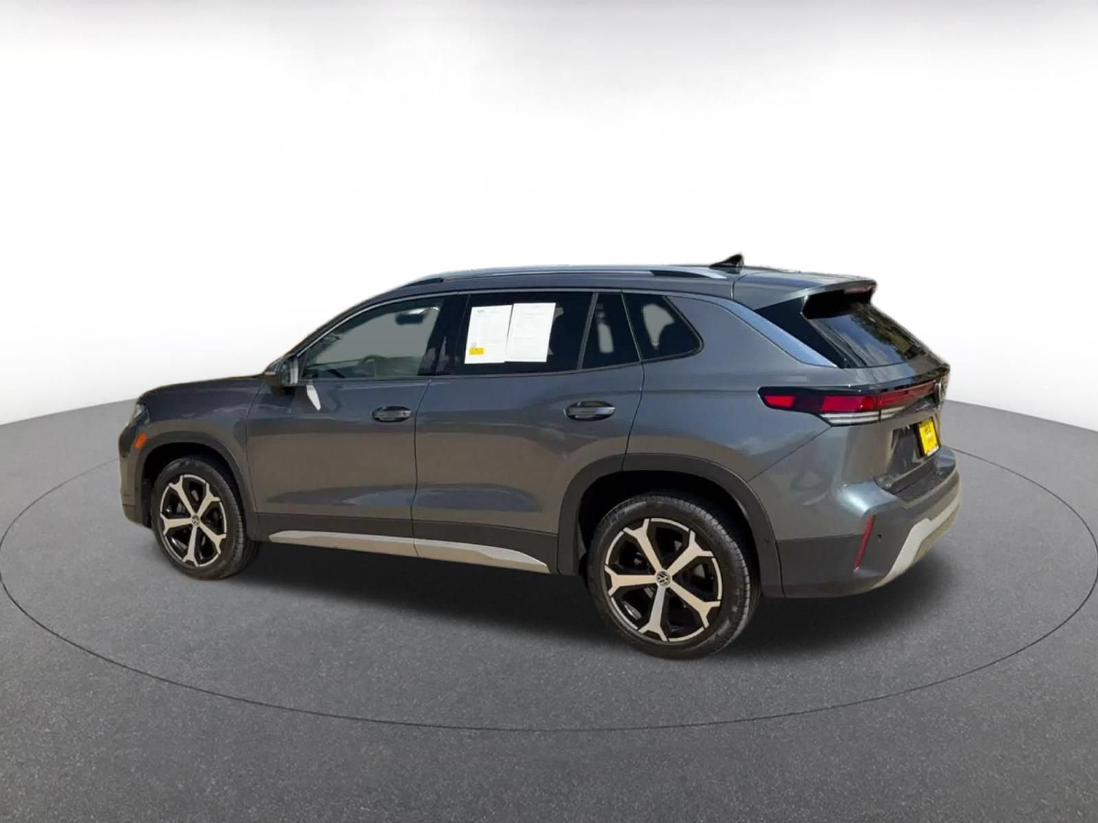 Used 2026 Volkswagen Tiguan SE AWD/4WD image 9