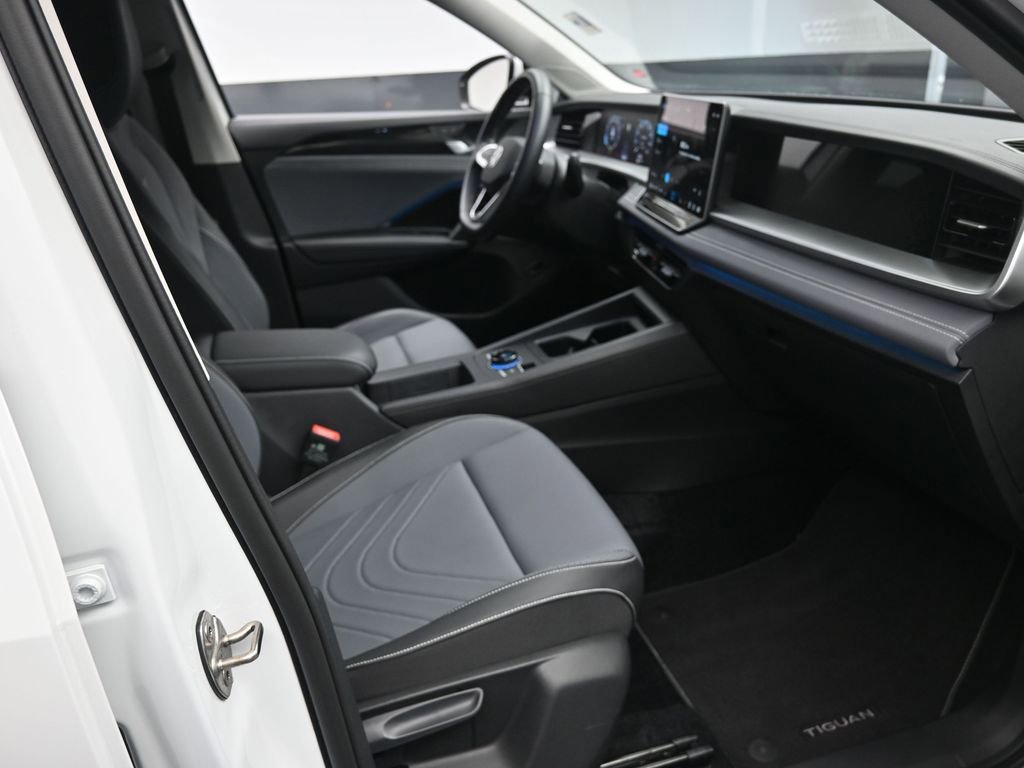 Used 2025 Volkswagen Tiguan SE image 30