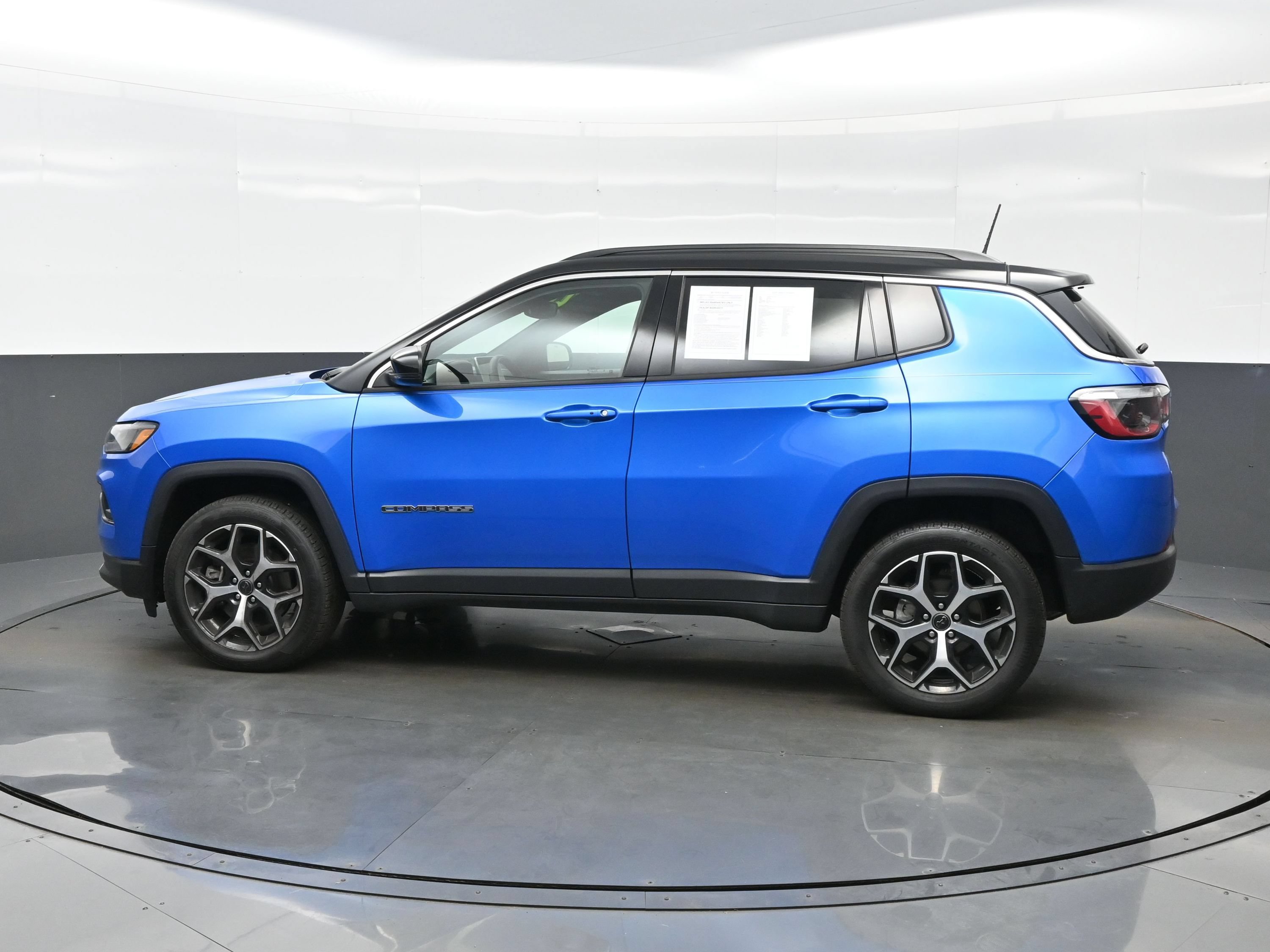Used 2025 Jeep Compass Limited AWD/4WD image 3