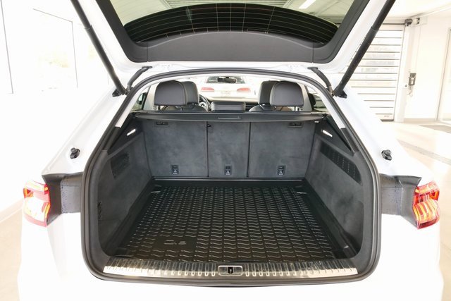 Used 2023 Audi Q8 Premium image 15