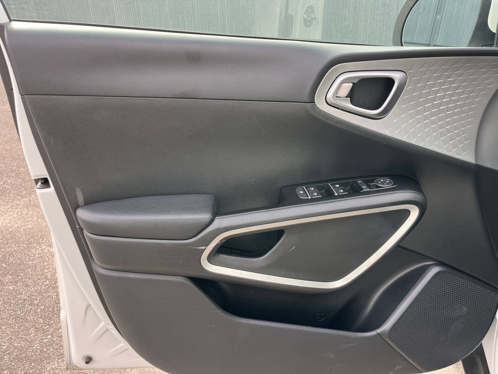 Used 2025 Kia Soul LX w/ LX Technology Package FWD image 18