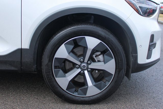 Used 2025 Volvo XC40 B5 Plus image 41