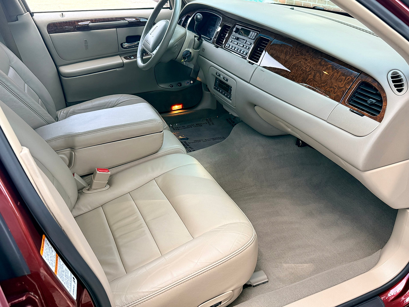 Used 2002 Lincoln Town Car Executive RWD image 42