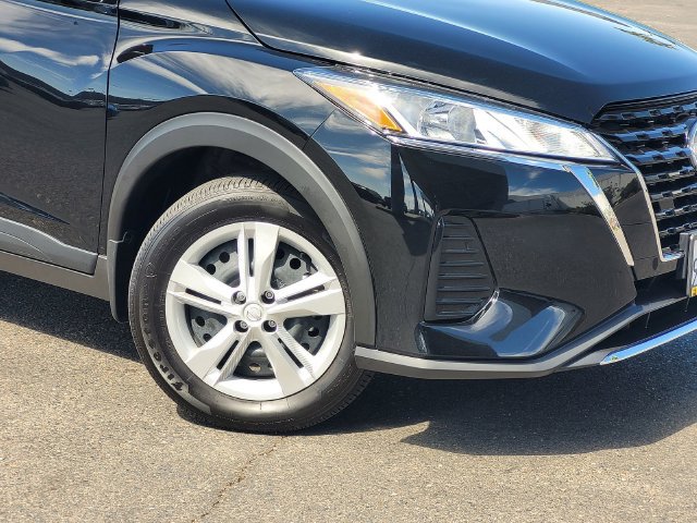 Certified 2025 Nissan Kicks Play S FWD image 9