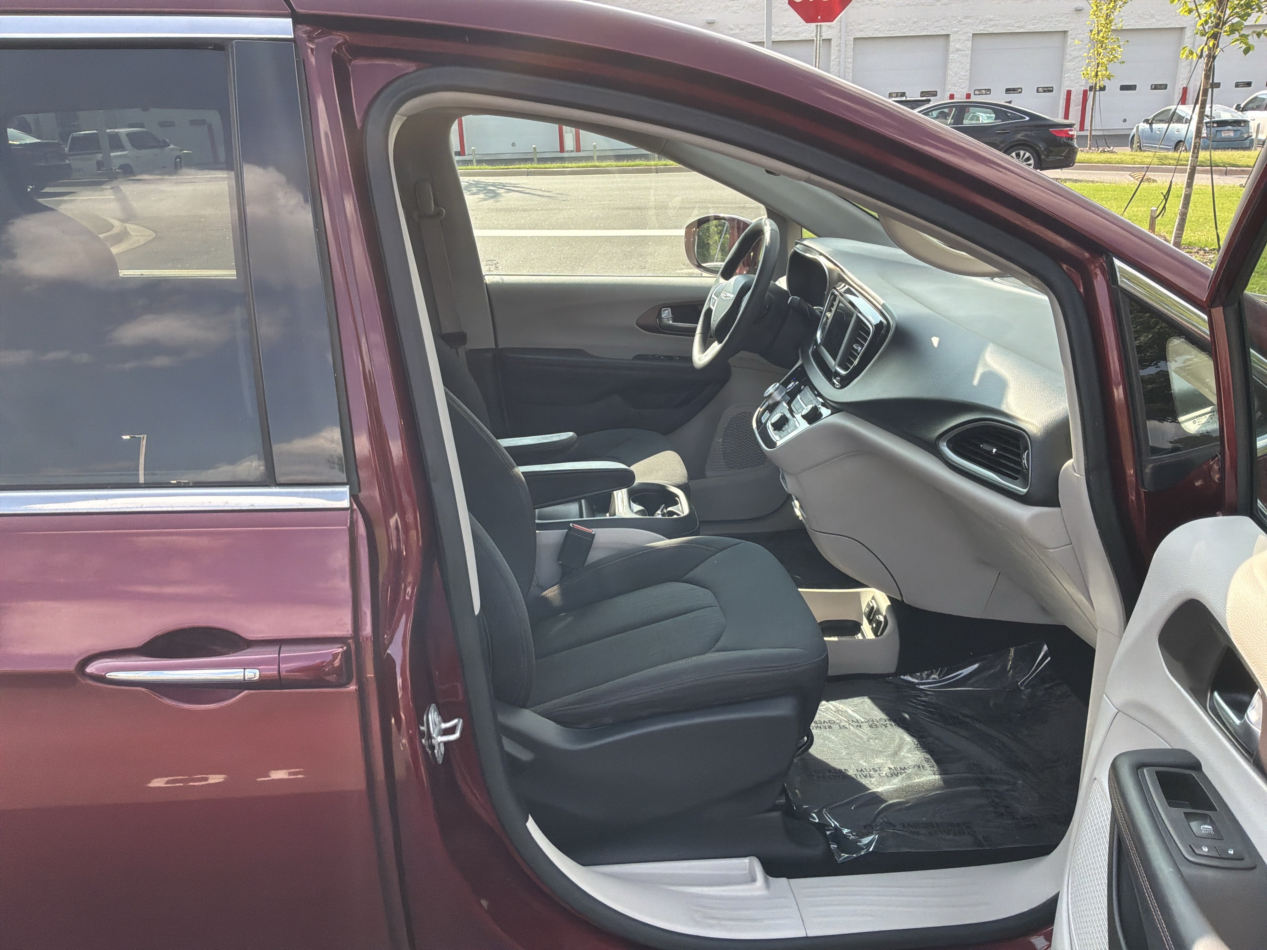 Used 2018 Chrysler Pacifica Touring Plus FWD image 33