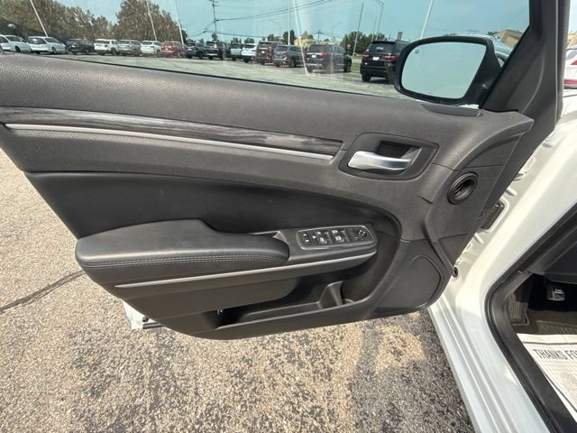 Used 2019 Chrysler 300 Touring w/ Chrome Appearance Package RWD image 18