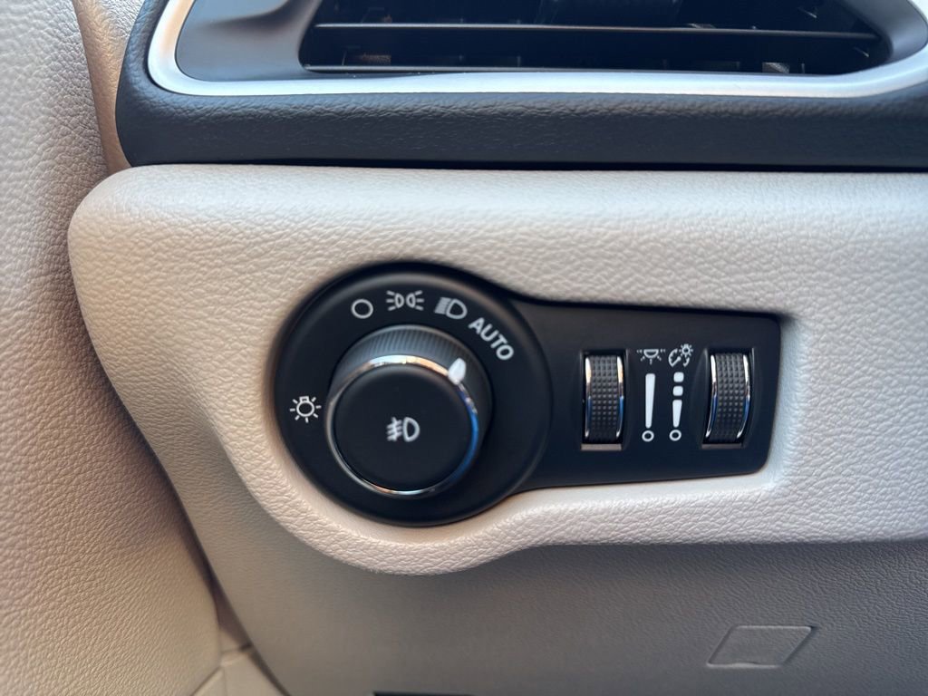 Used 2022 Chrysler Pacifica Touring-L image 10