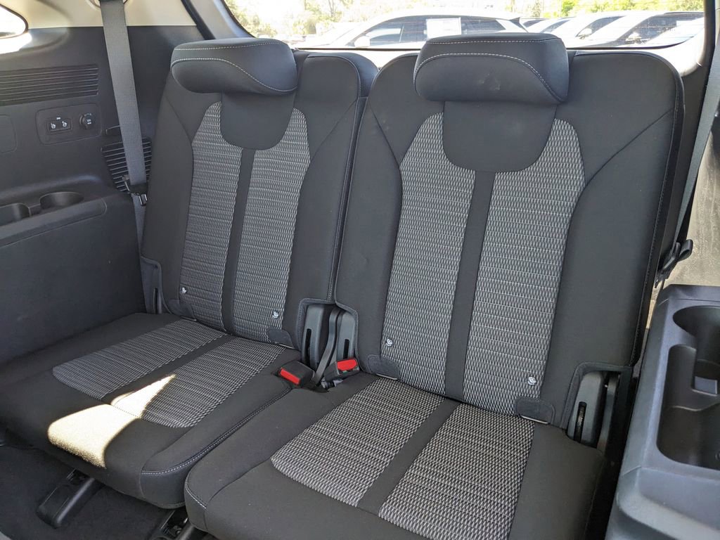 Certified 2025 Kia Sorento LX FWD image 19