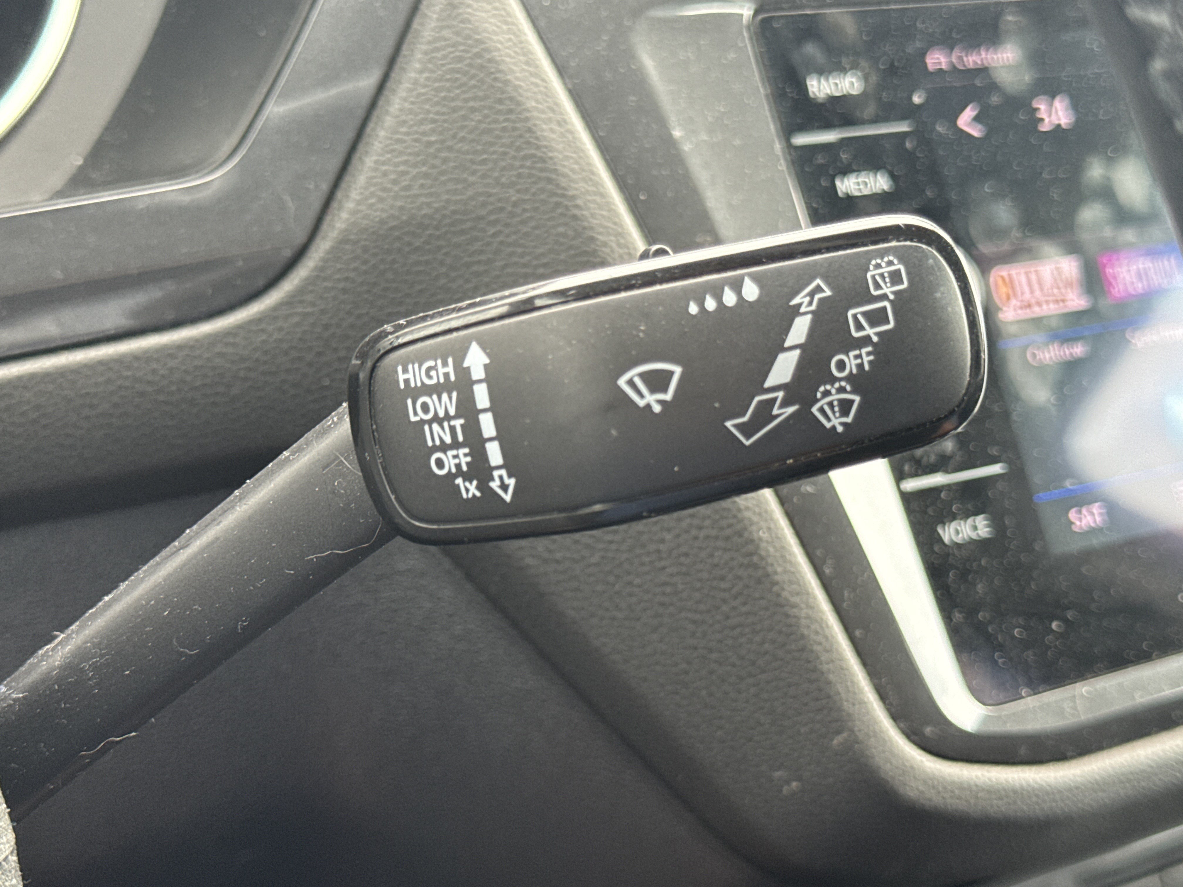 Used 2020 Volkswagen Tiguan SE AWD/4WD image 17