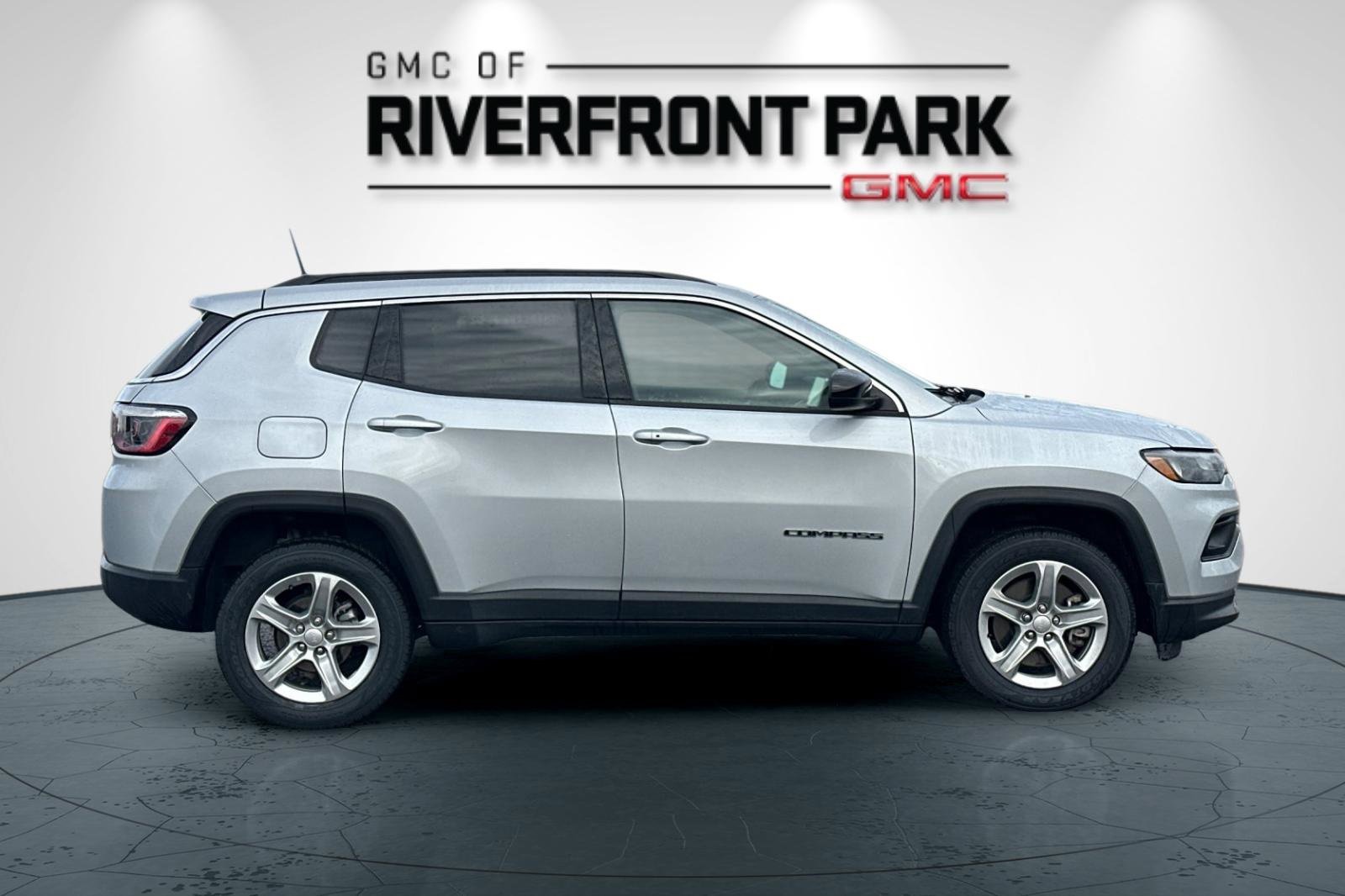 Used 2024 Jeep Compass Latitude image 2
