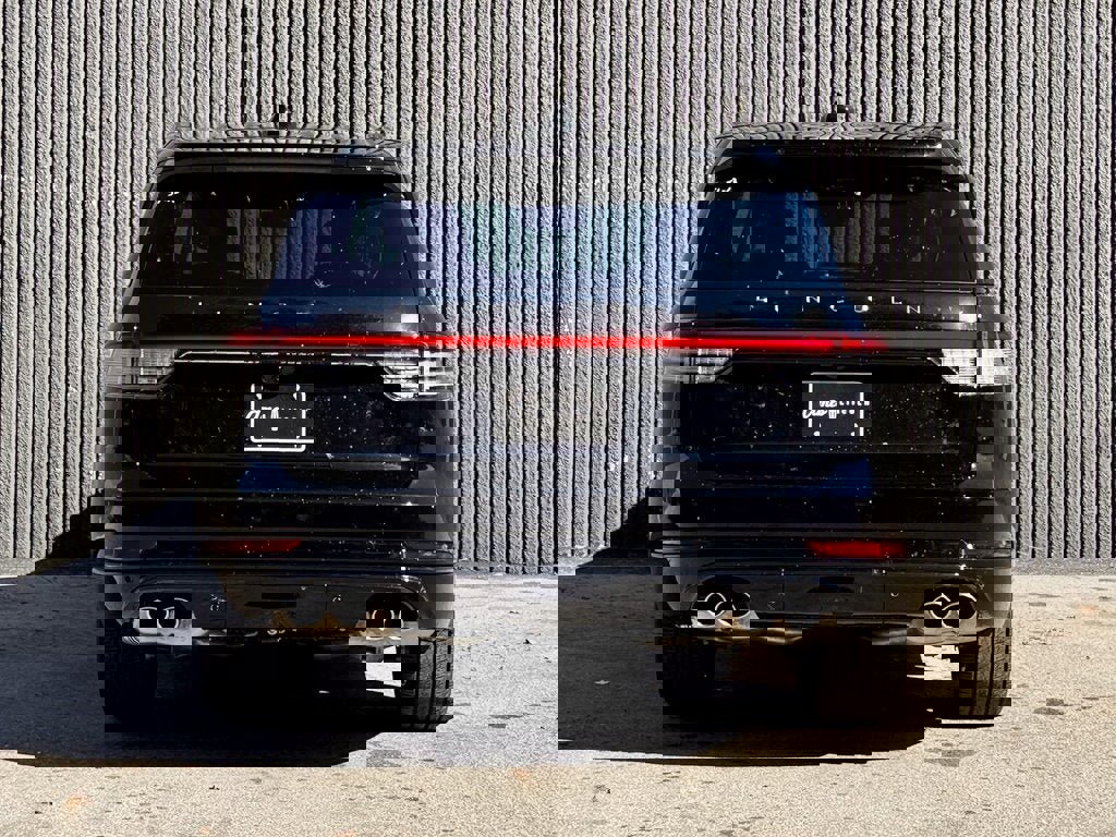 New 2025 Lincoln Aviator AWD w/ Jet Appearance Package image 4