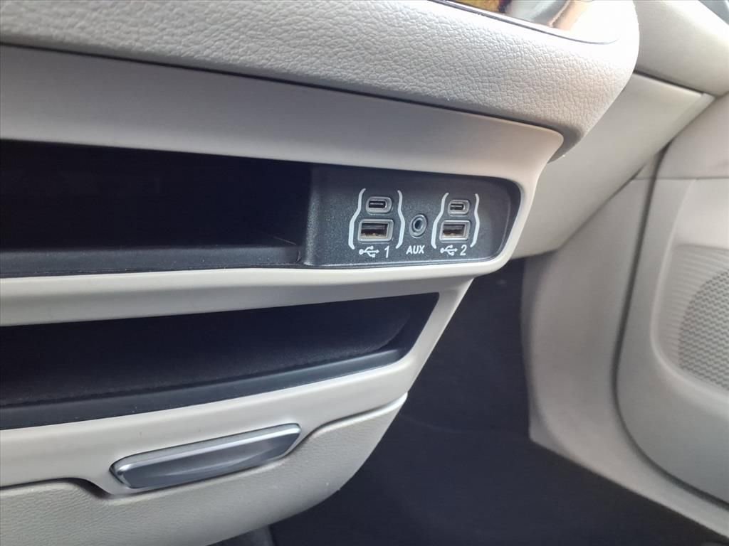 Used 2024 Chrysler Pacifica Touring-L image 34
