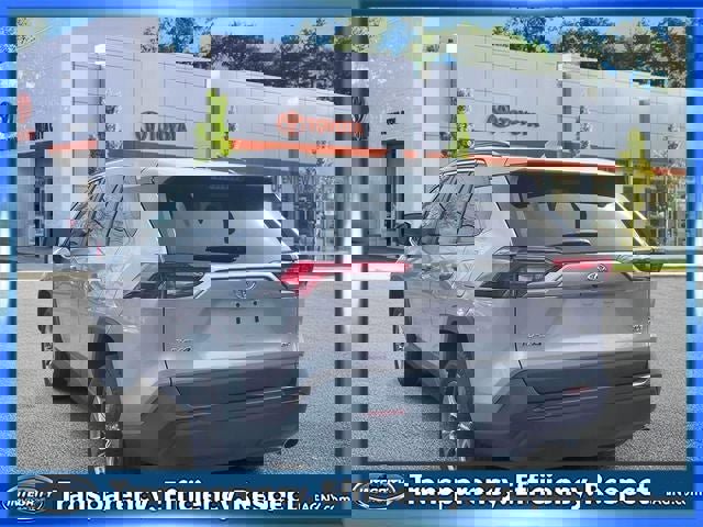 Used 2022 Toyota RAV4 XLE w/ Carpet Mat Package (TMS) image 8