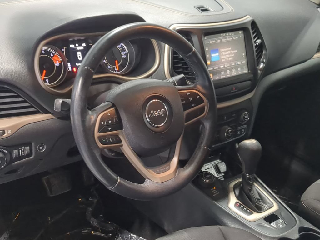 Used 2017 Jeep Cherokee Latitude w/ Comfort/Convenience Group AWD/4WD image 12