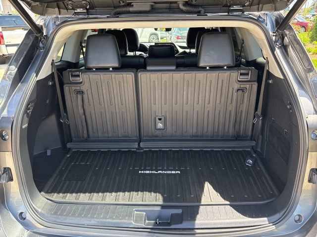 Used 2021 Toyota Highlander XLE AWD/4WD image 30