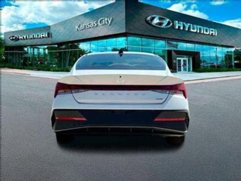 Used 2025 Hyundai Elantra Blue image 2