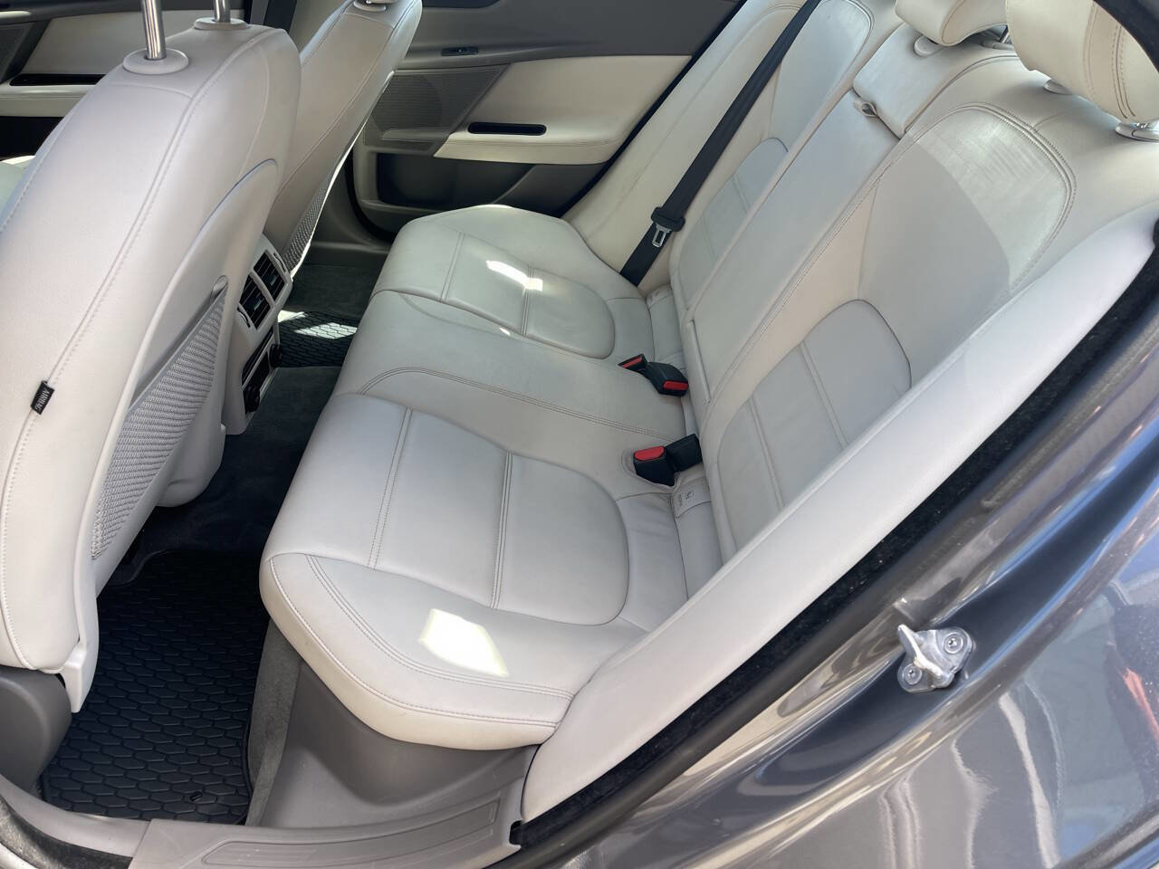 Used 2017 Jaguar XE Prestige image 25