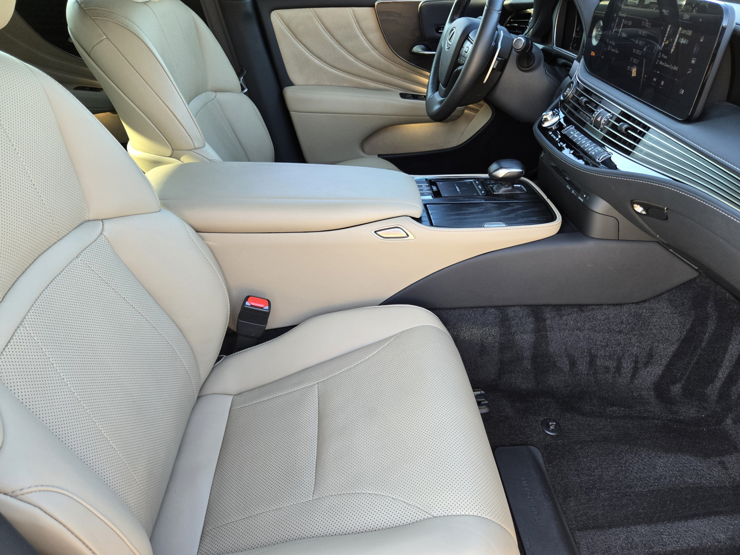 Used 2021 Lexus LS 500 w/ Accessory Package (Z2) RWD image 10
