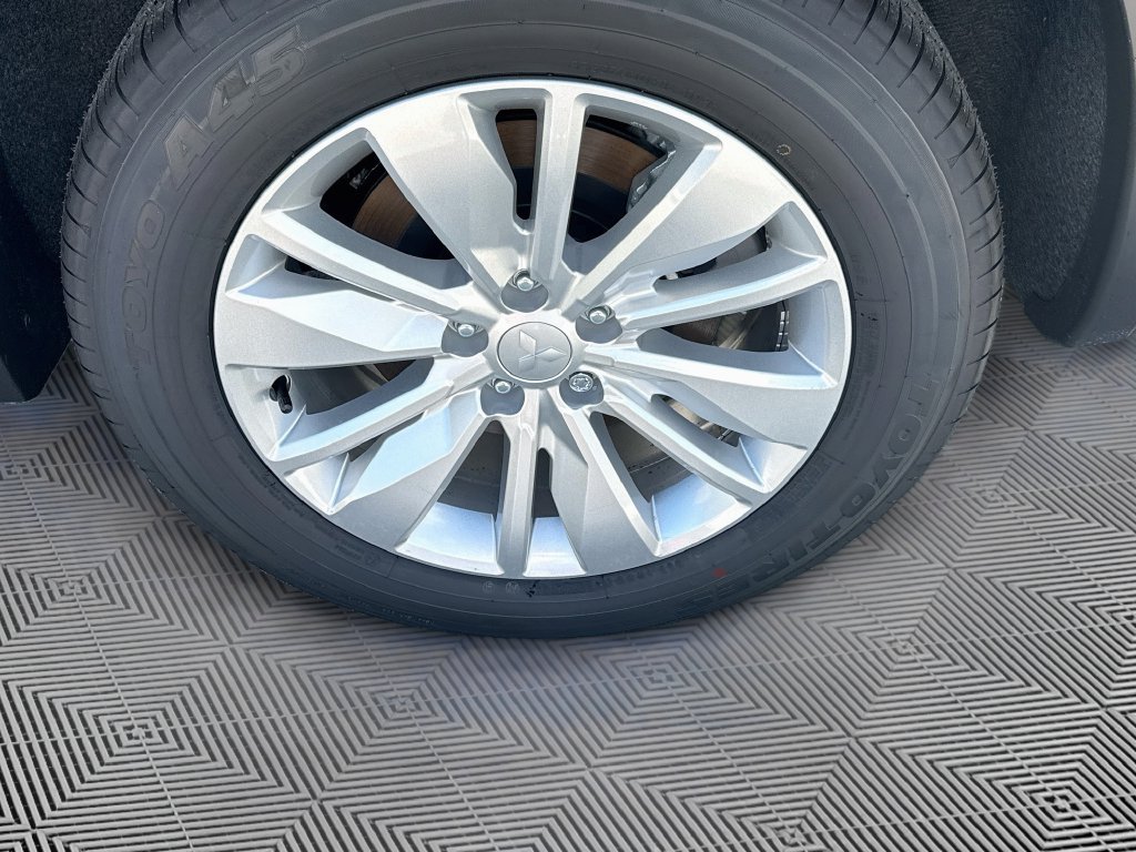 New 2026 Mitsubishi Outlander ES FWD image 32