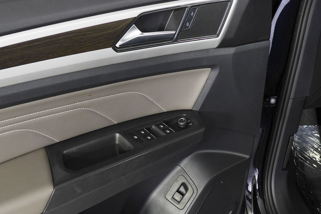 Used 2023 Volkswagen Atlas SE w/ Black Wheel Package FWD image 12