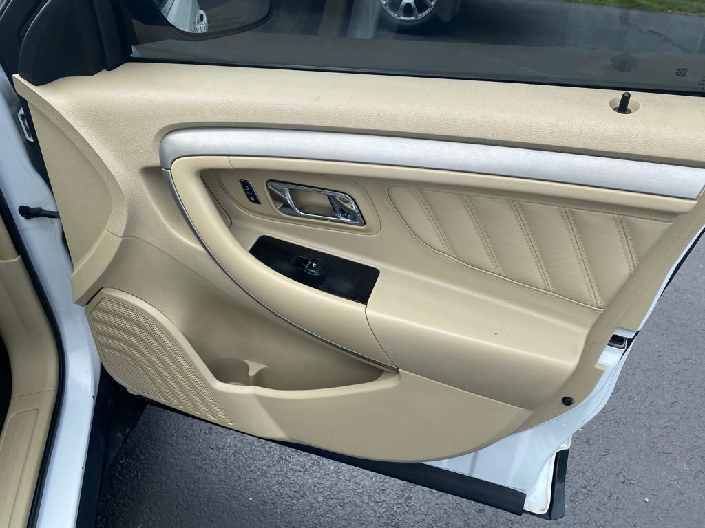 Used 2015 Ford Taurus SE FWD image 25