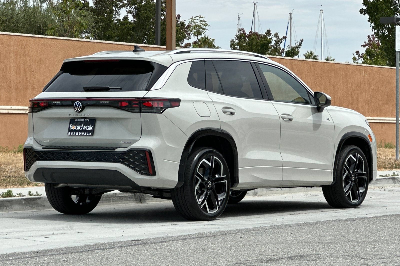 New 2026 Volkswagen Tiguan SEL R-Line AWD/4WD image 4