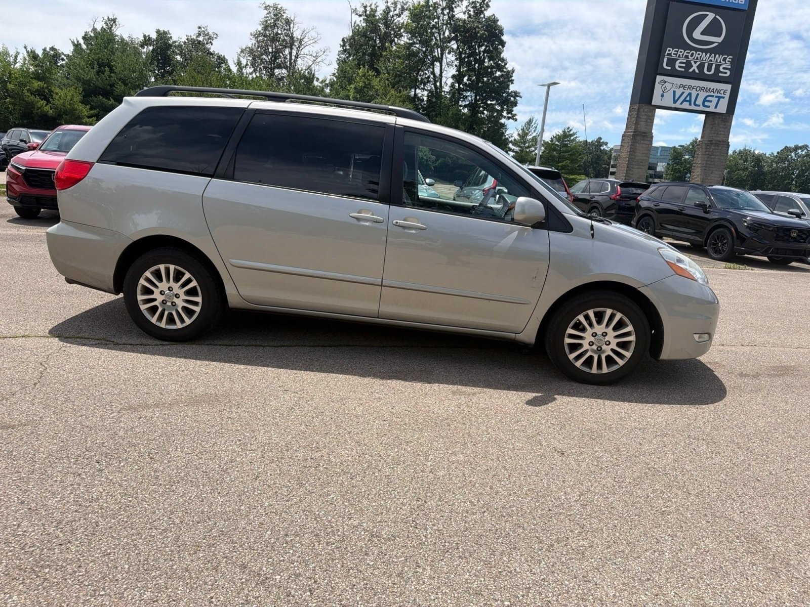 Used 2010 Toyota Sienna XLE FWD image 12