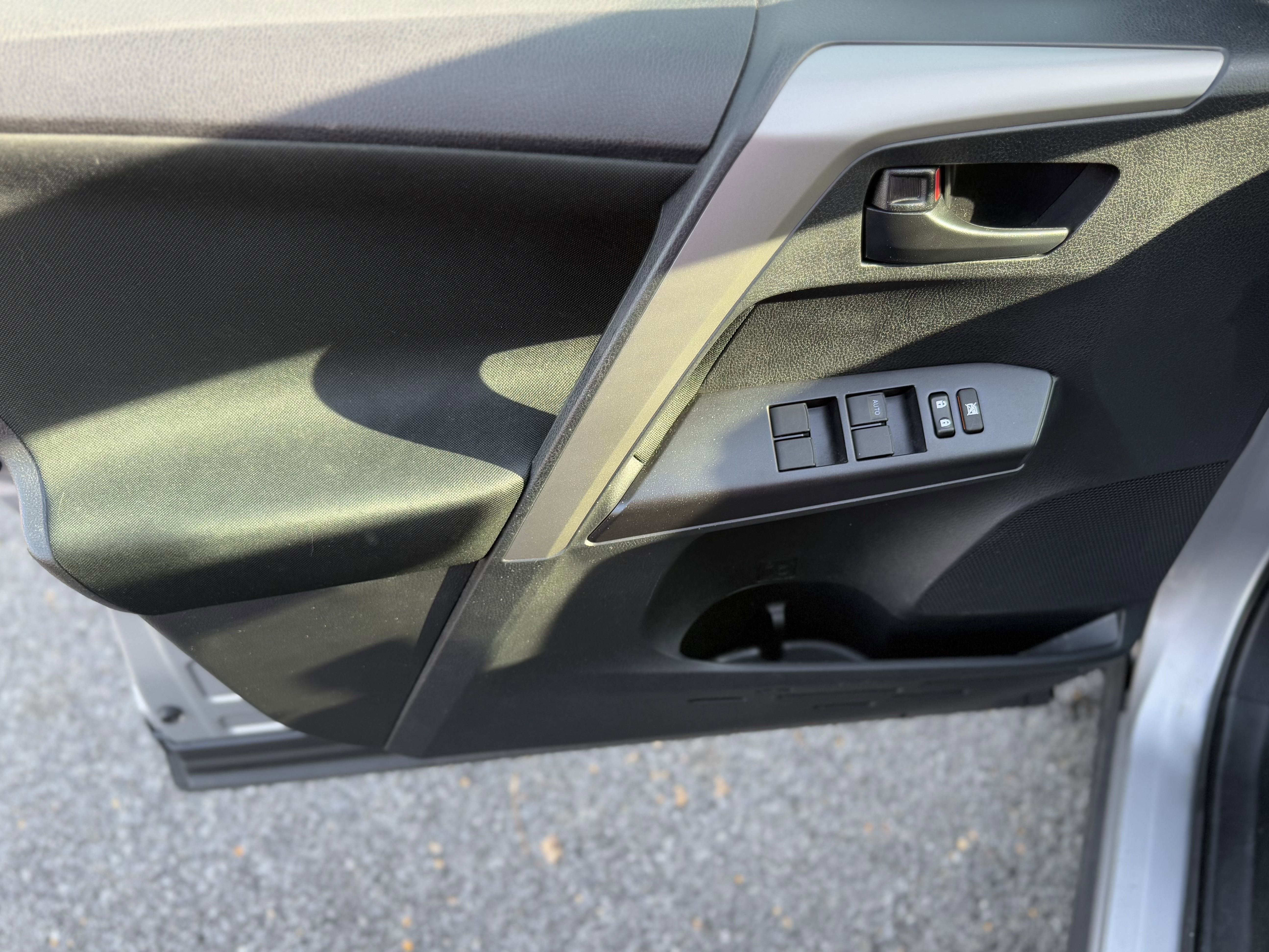 Used 2018 Toyota RAV4 LE image 24