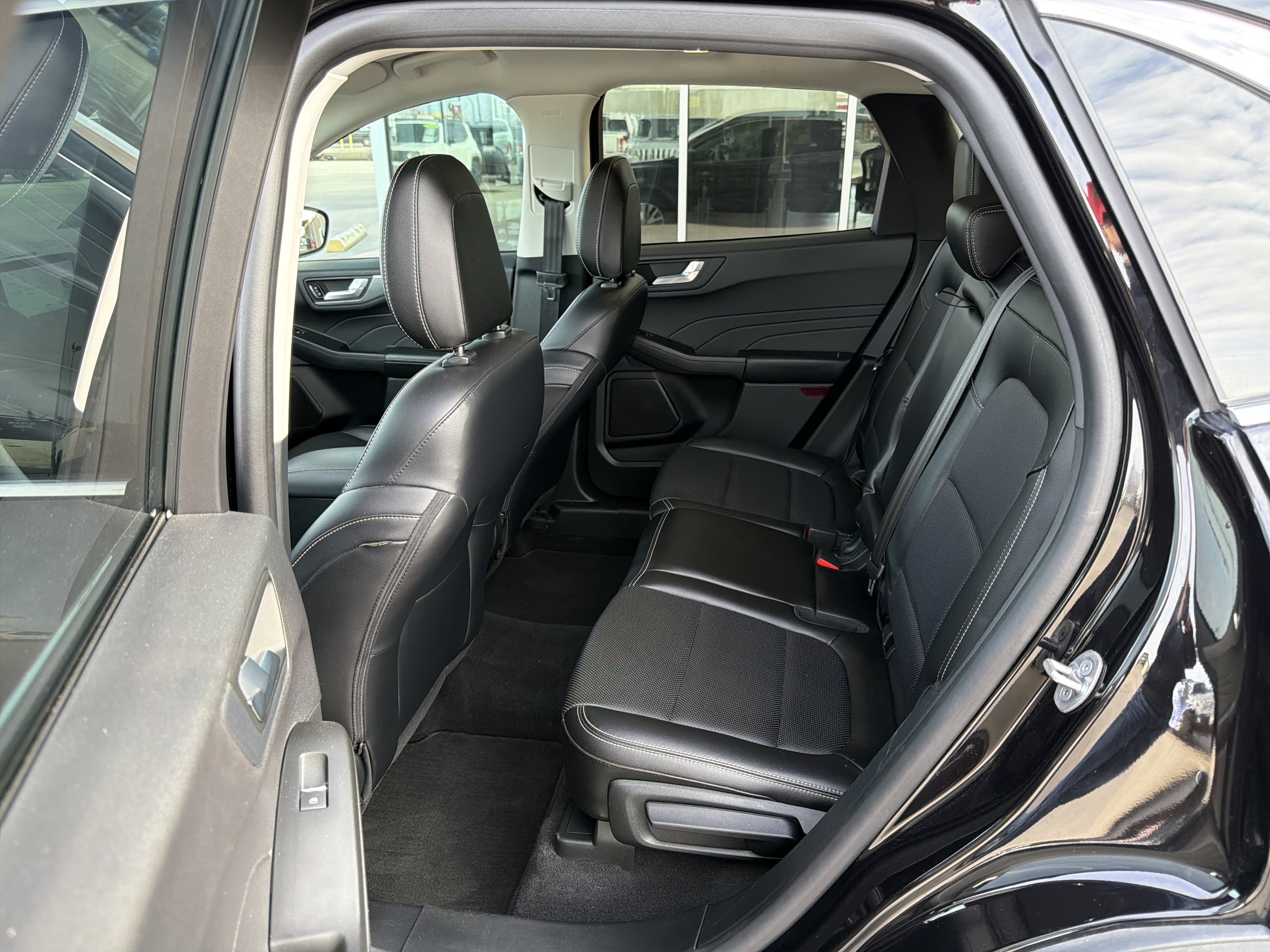 Used 2022 Ford Escape Titanium w/ Class II Trailer Tow Package image 10