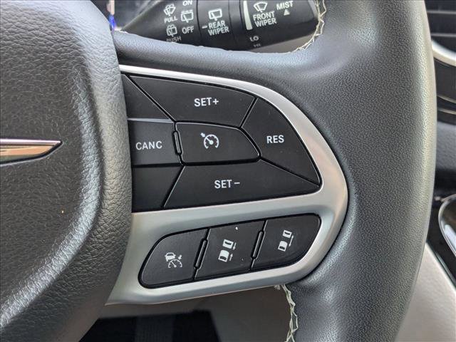 Used 2023 Chrysler Pacifica Touring-L FWD image 5