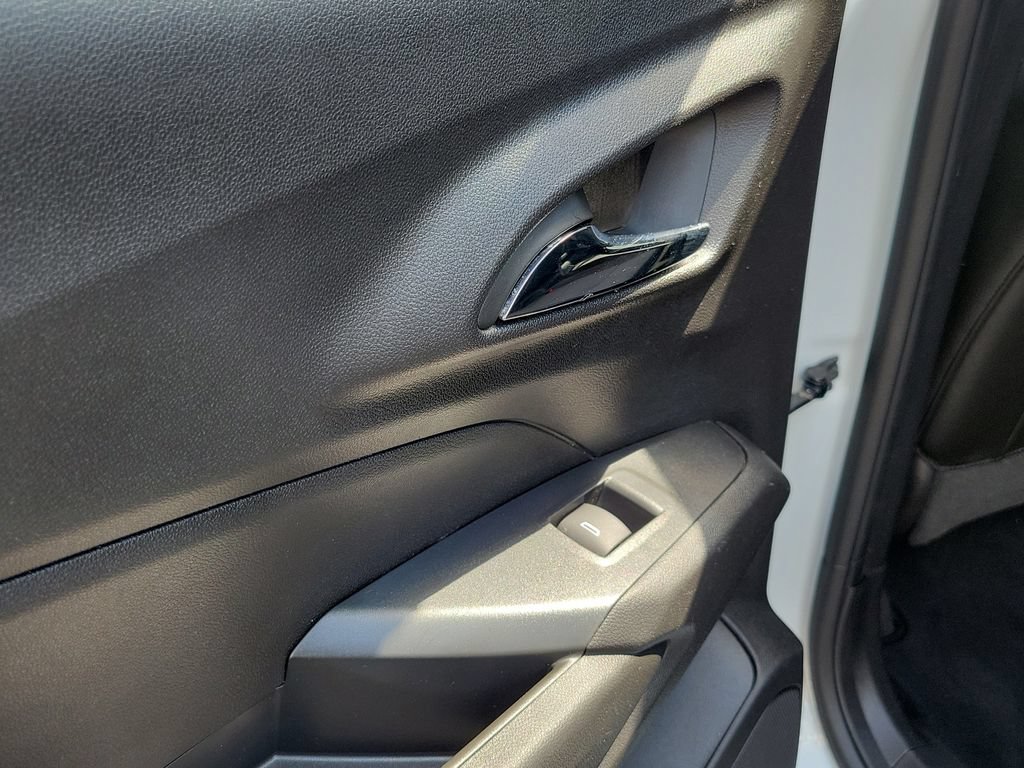 Used 2025 Chevrolet Trax LT FWD image 19