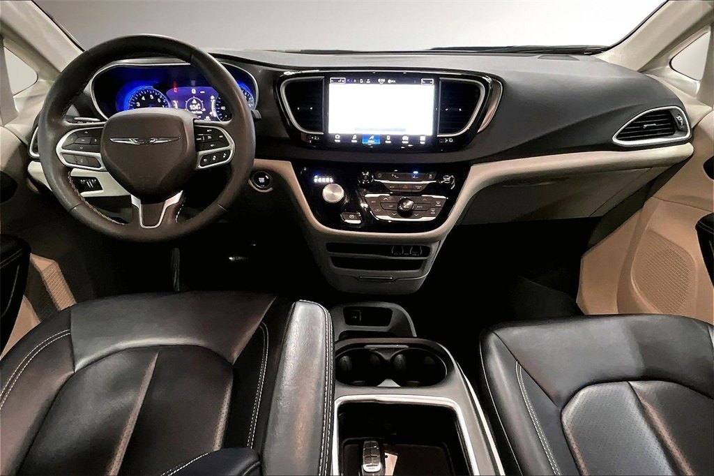 Used 2024 Chrysler Pacifica Touring-L image 8