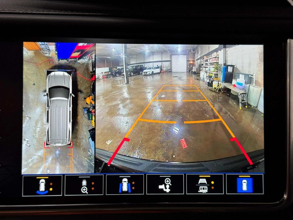 Used 2022 GMC Yukon XL Denali AWD/4WD image 13