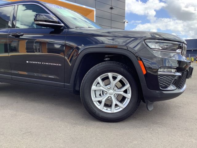 Used 2024 Jeep Grand Cherokee Limited RWD image 3
