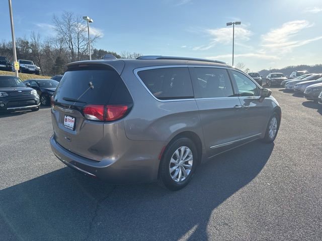 Used 2018 Chrysler Pacifica Touring-L image 8