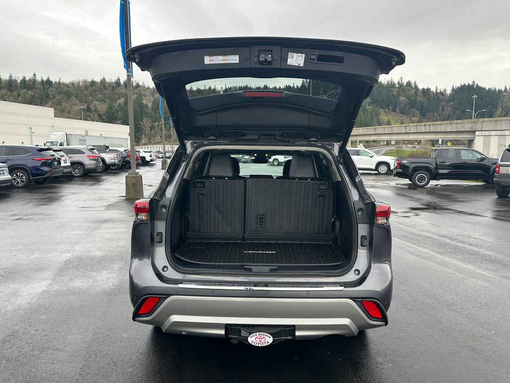 Used 2022 Toyota Highlander Platinum image 11