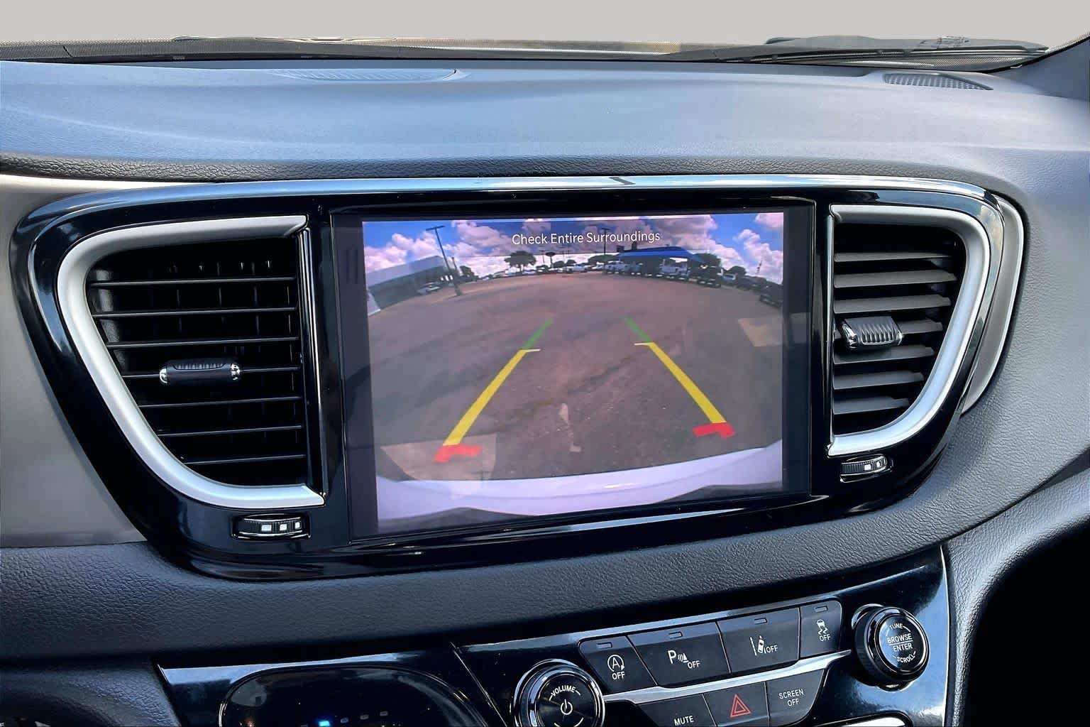 Used 2025 Chrysler Pacifica Select FWD image 25