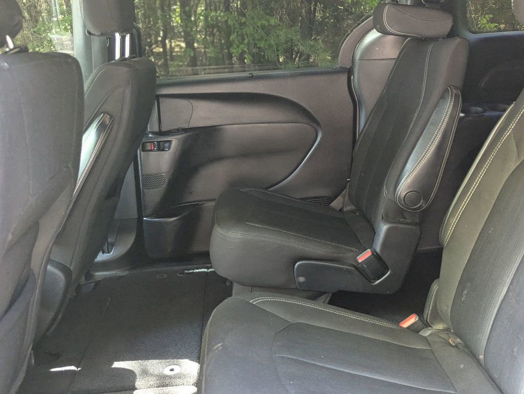 Used 2017 Chrysler Pacifica Touring-L w/ 13 Speaker Alpine Sound Group FWD image 16