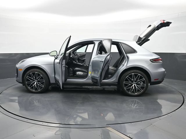 Certified 2025 Porsche Macan AWD/4WD image 28