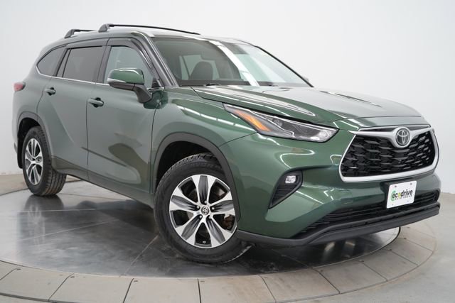 Used 2023 Toyota Highlander XLE image 3